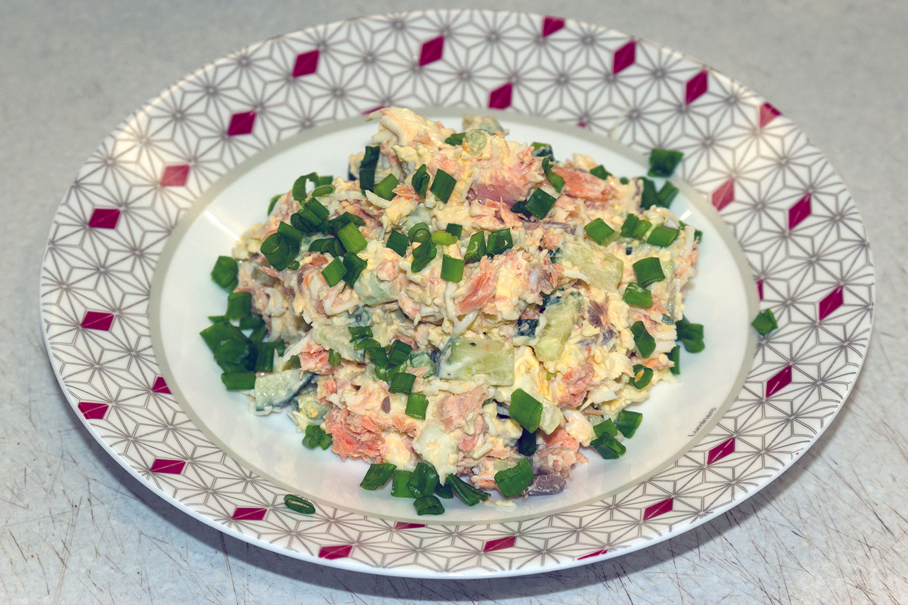 Салат с вареной рыбой, яйцами и огурцом