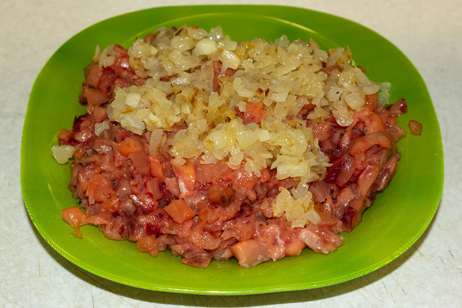 Смешиваем лук с рыбой