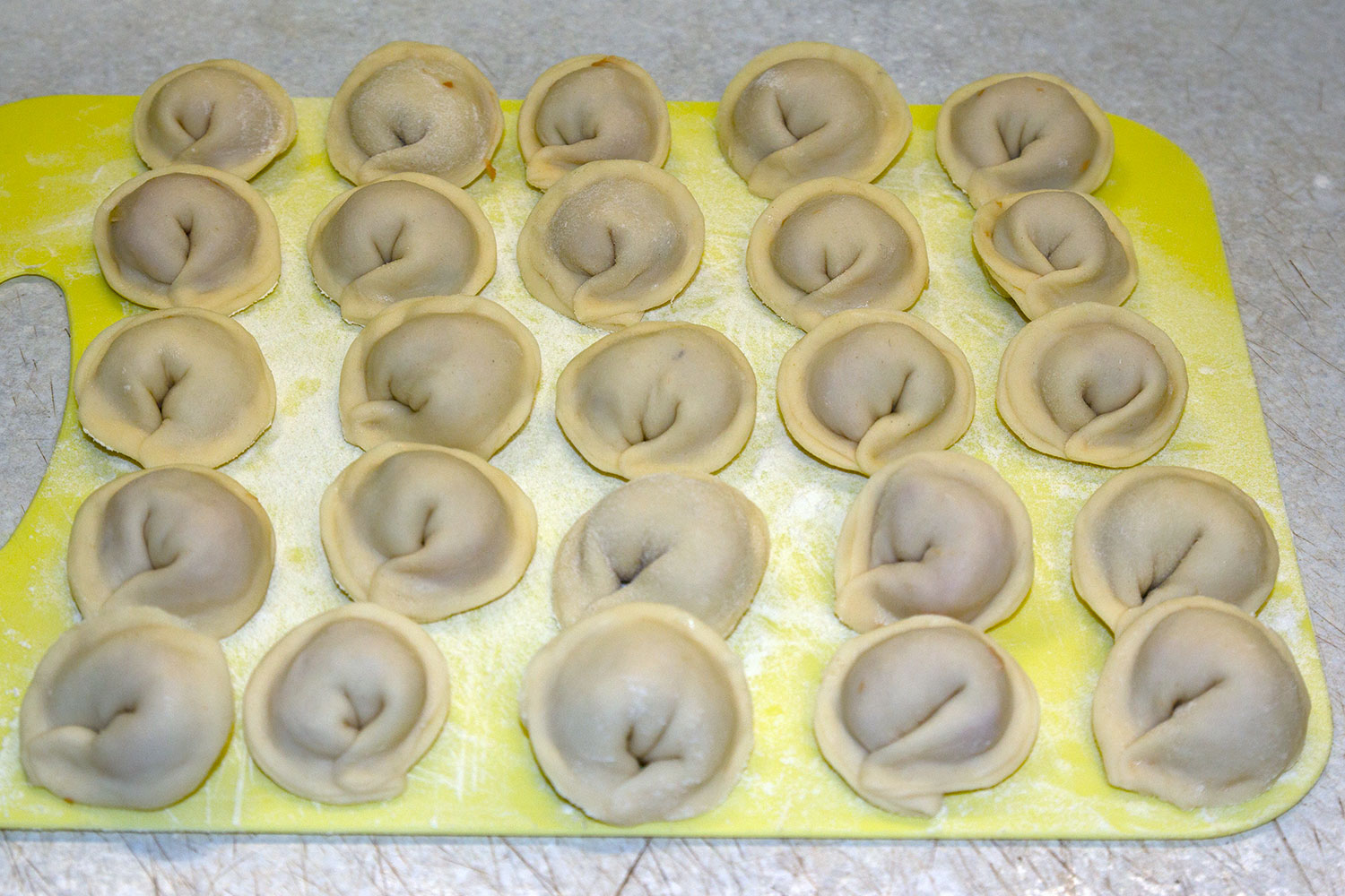 Лепим пельмени из рыбы