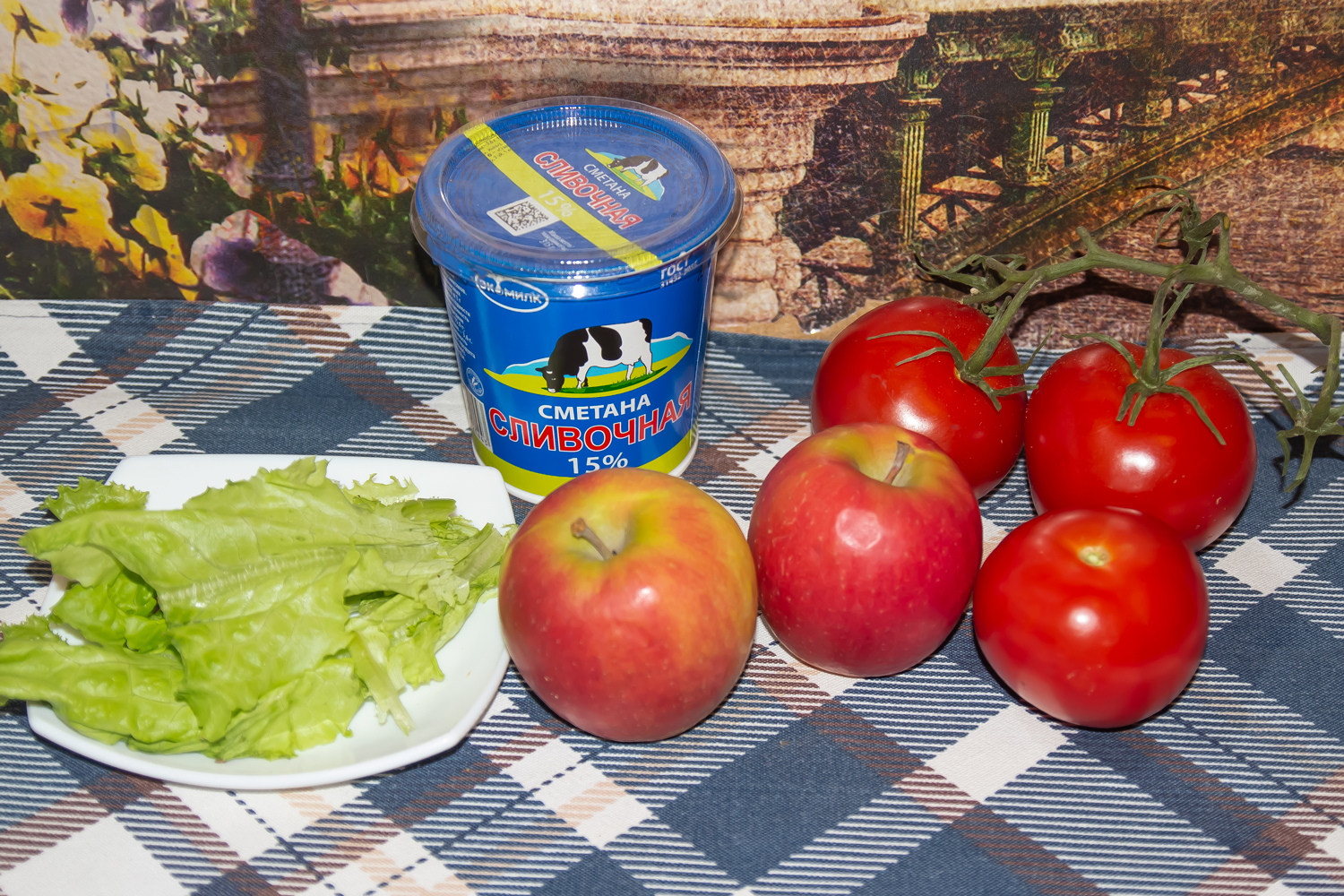 продукты для рецепта Салат из помидоров и яблок со сметаной