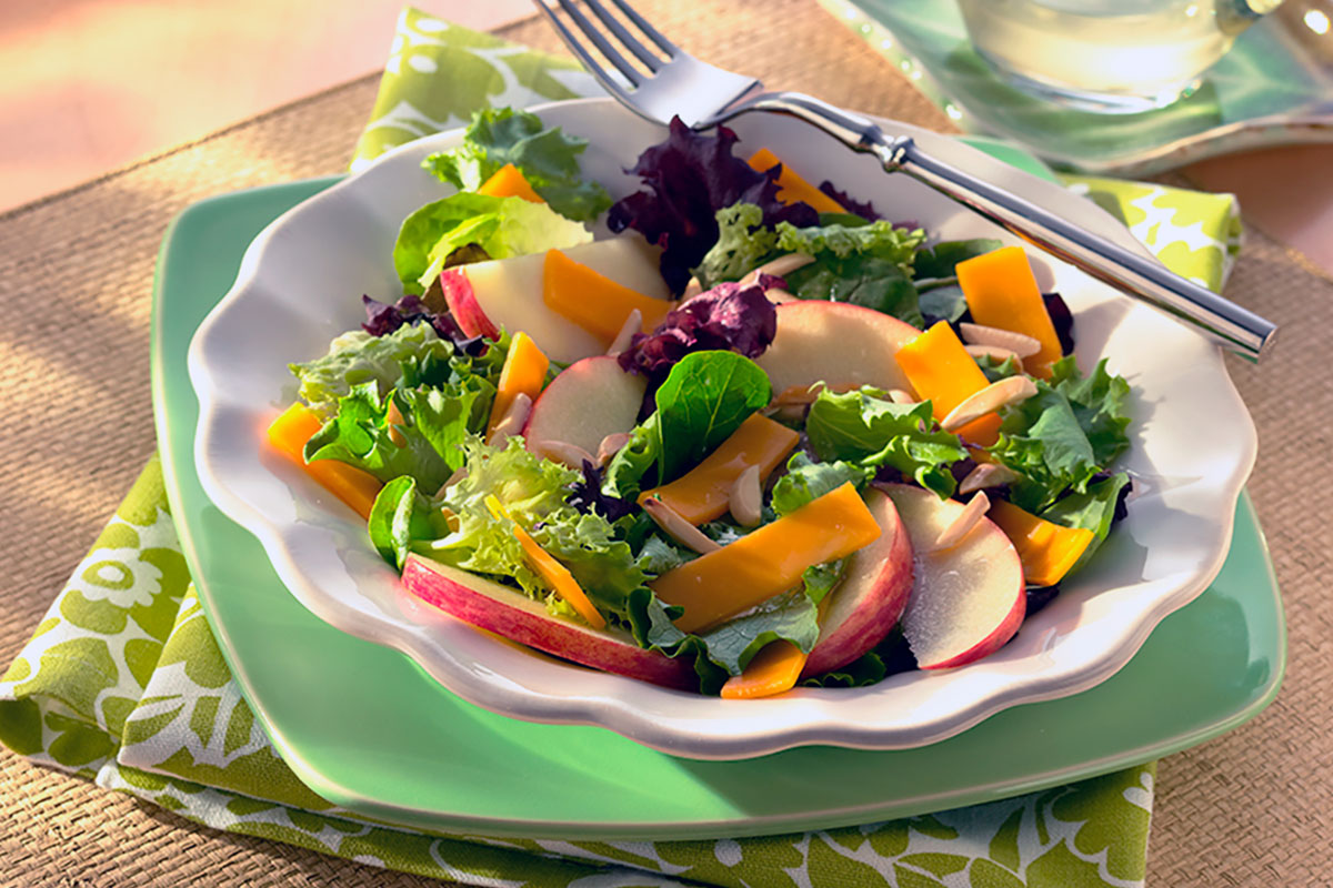 Салат из яблок и сыра "летний"