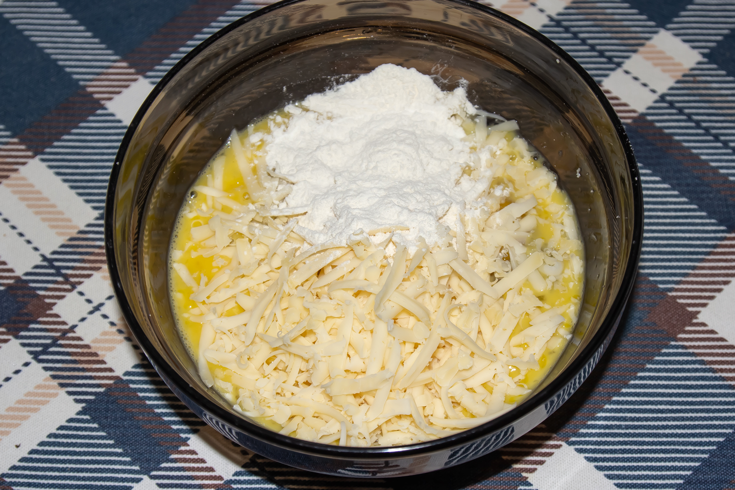 взбитые яйца по рецепту Омлет с сосисками и сыром