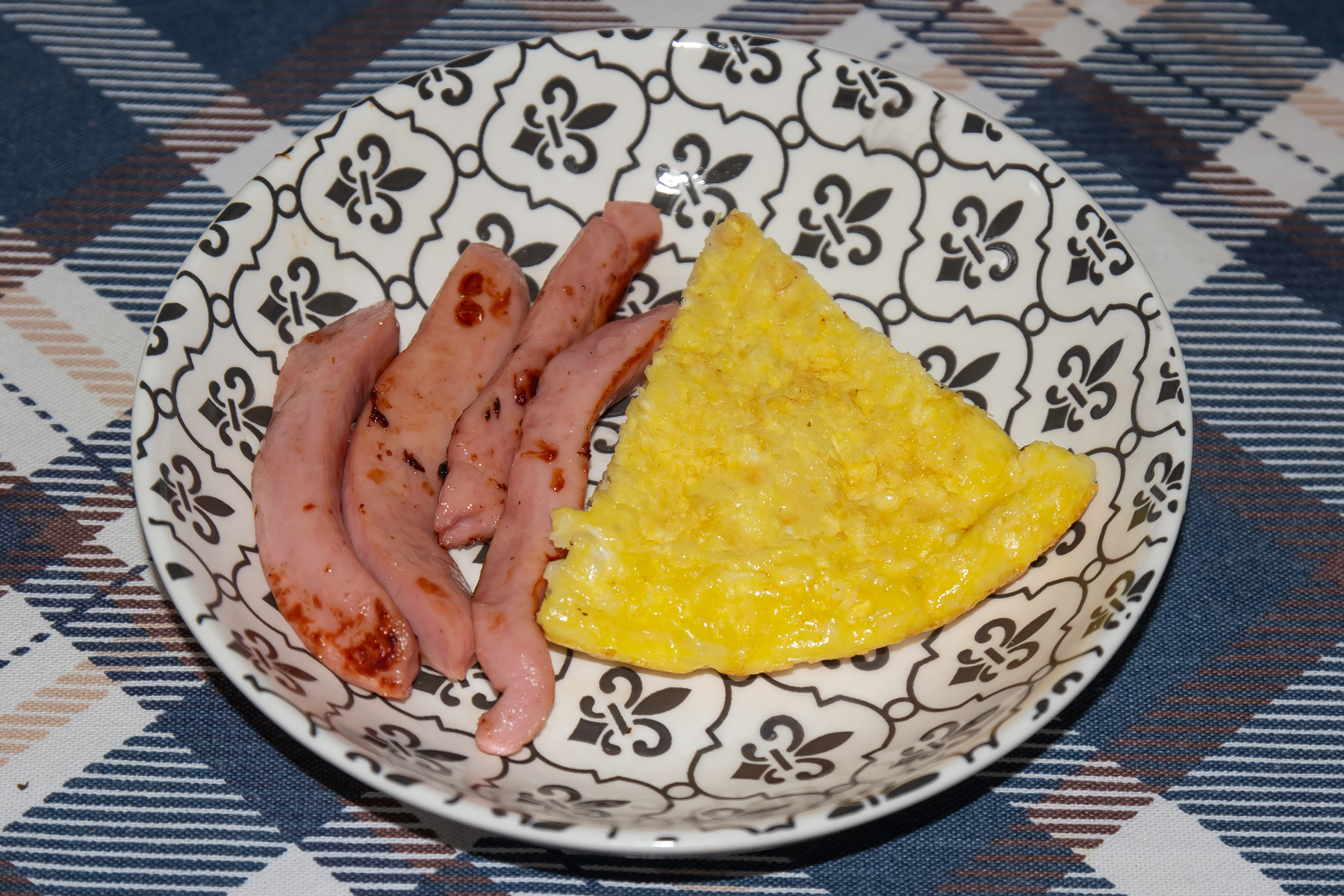 Омлет с сосисками и сыром