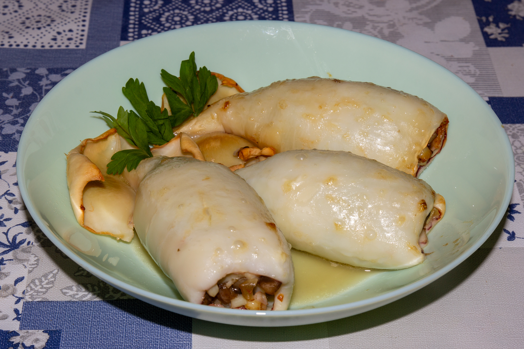 Фаршированные кальмары под майонезом