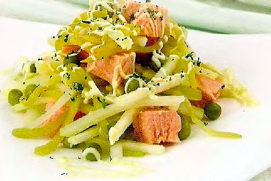 Салат с форелью и овощами