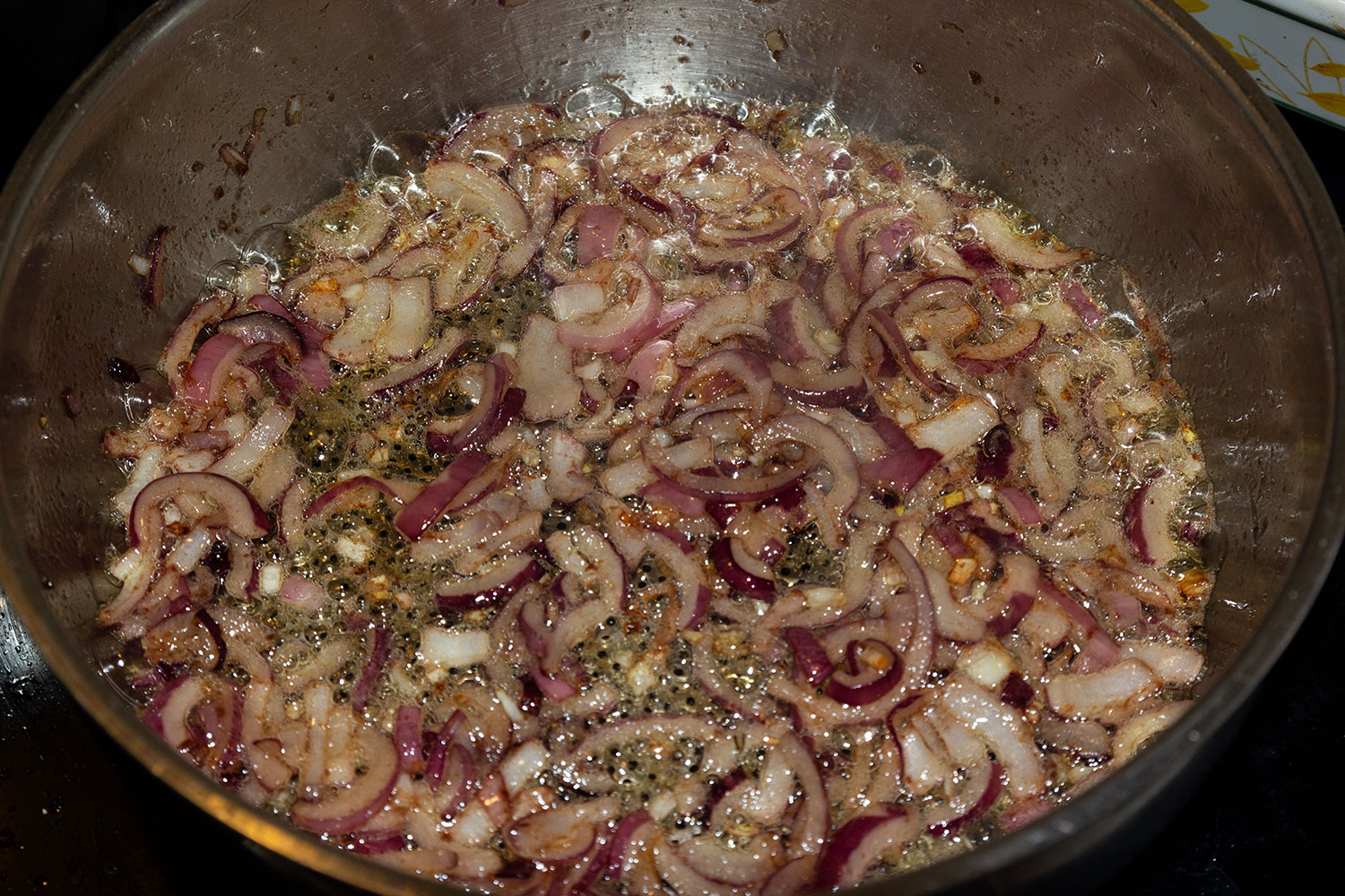 Обжариваем лук