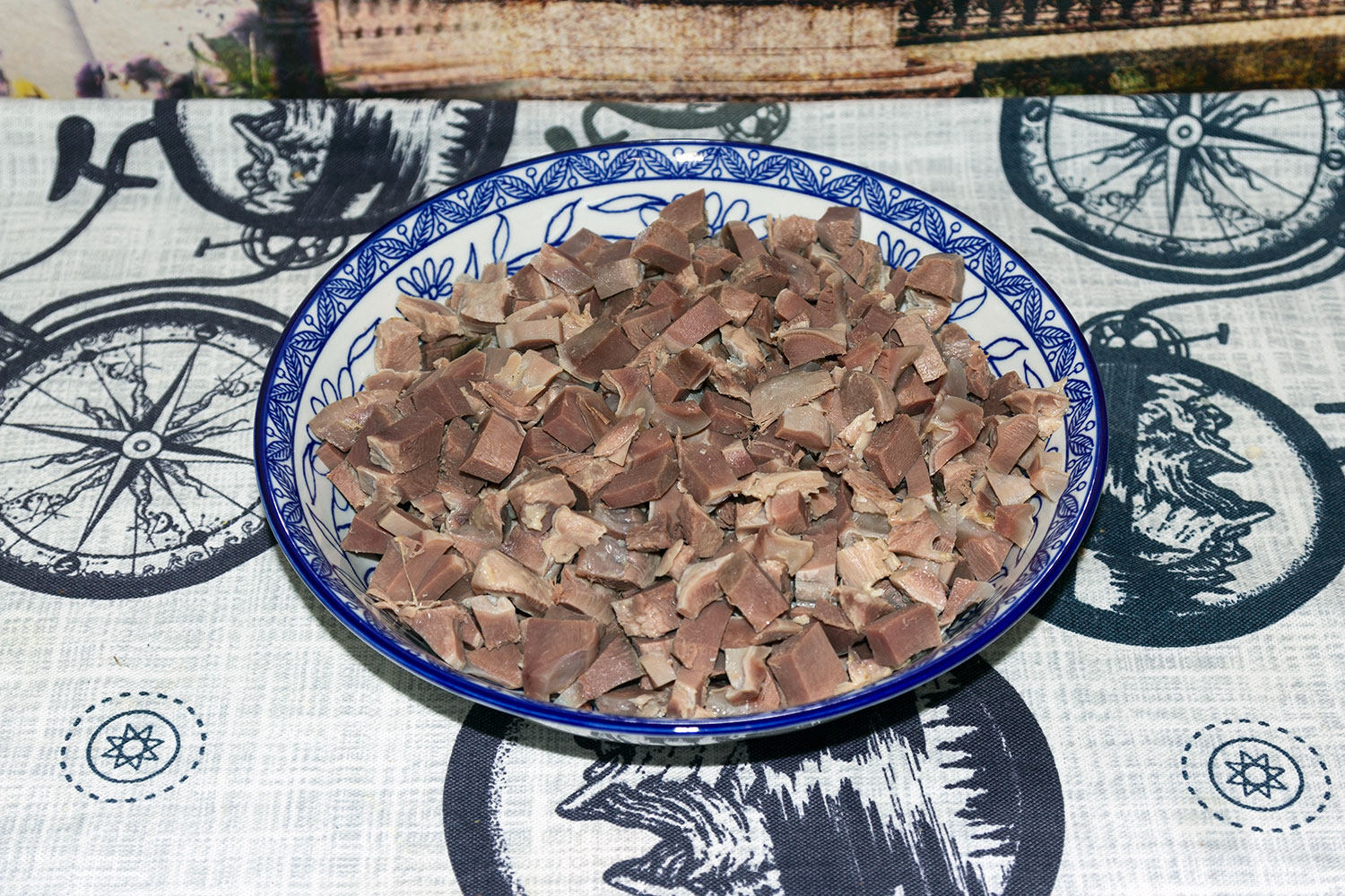 Нарезаем желудки кубиками для рецепта