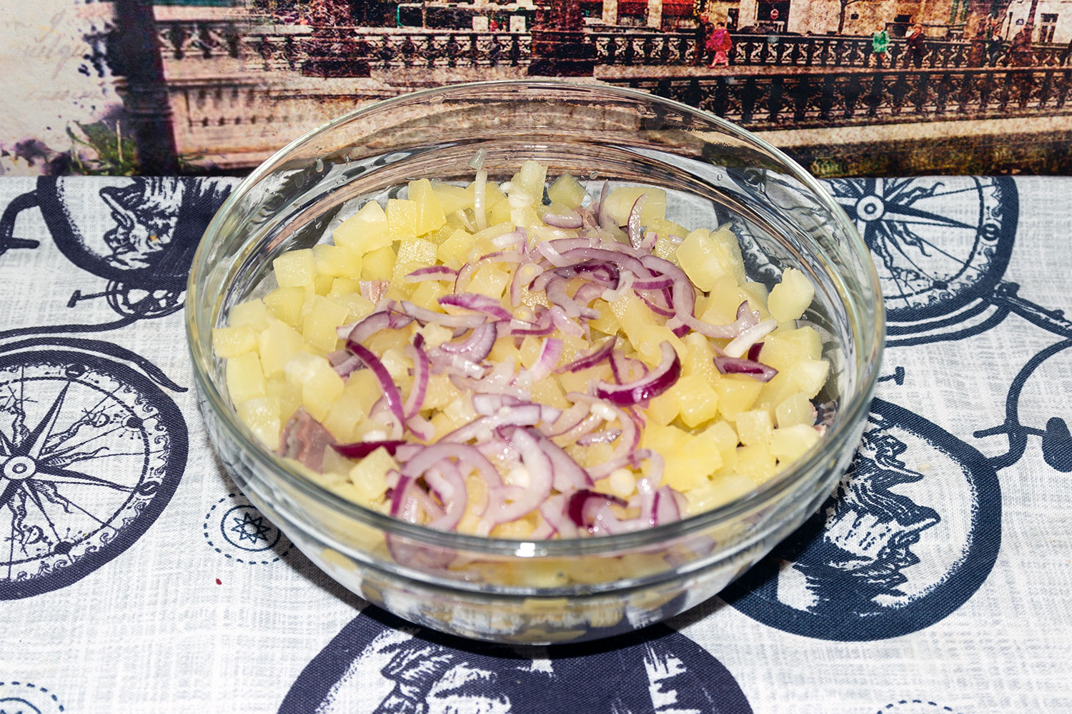 Лук нарезать полукольцами для рецепта