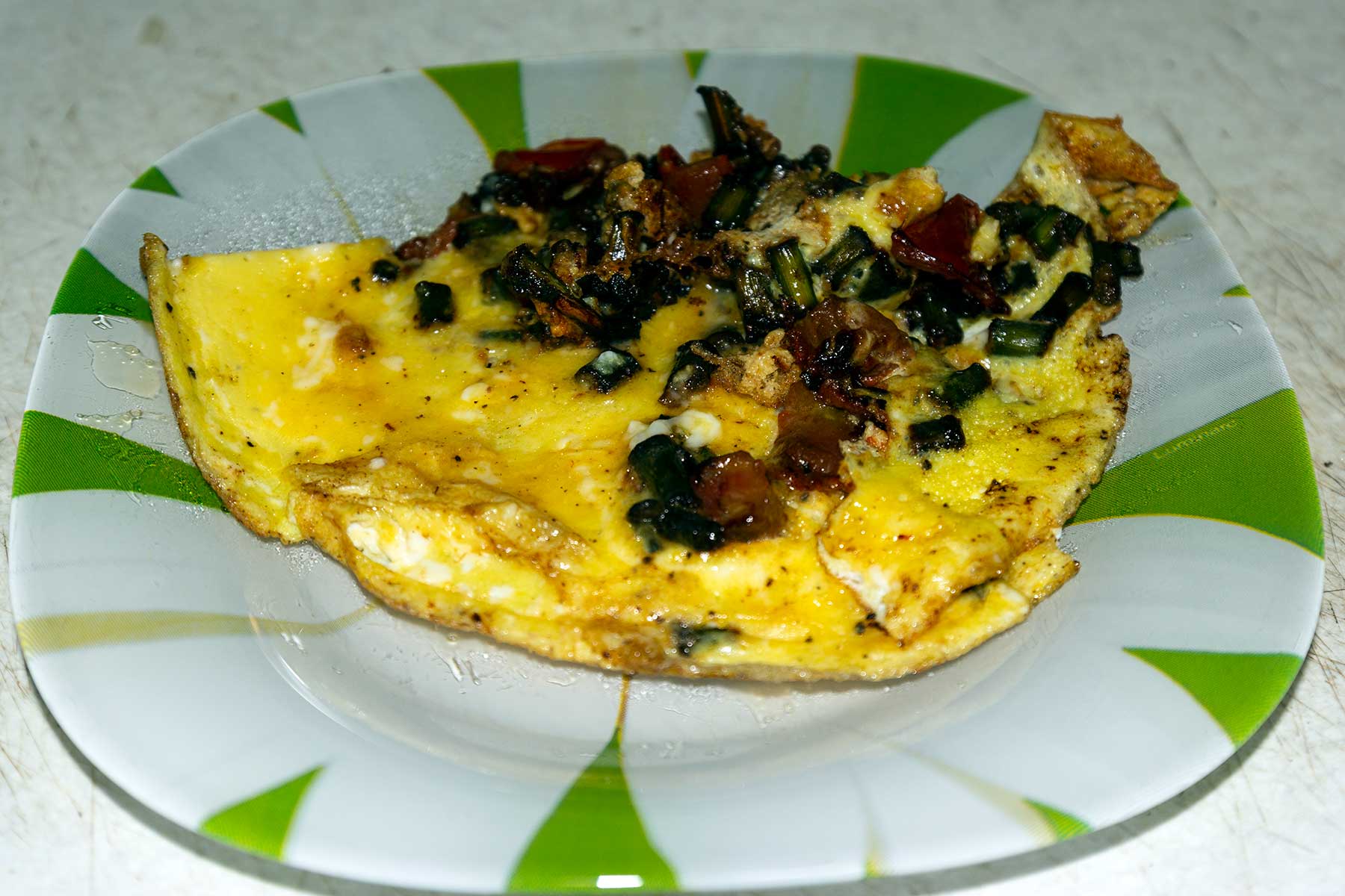 Чесночные стрелки, жаренные с яйцом и помидорами