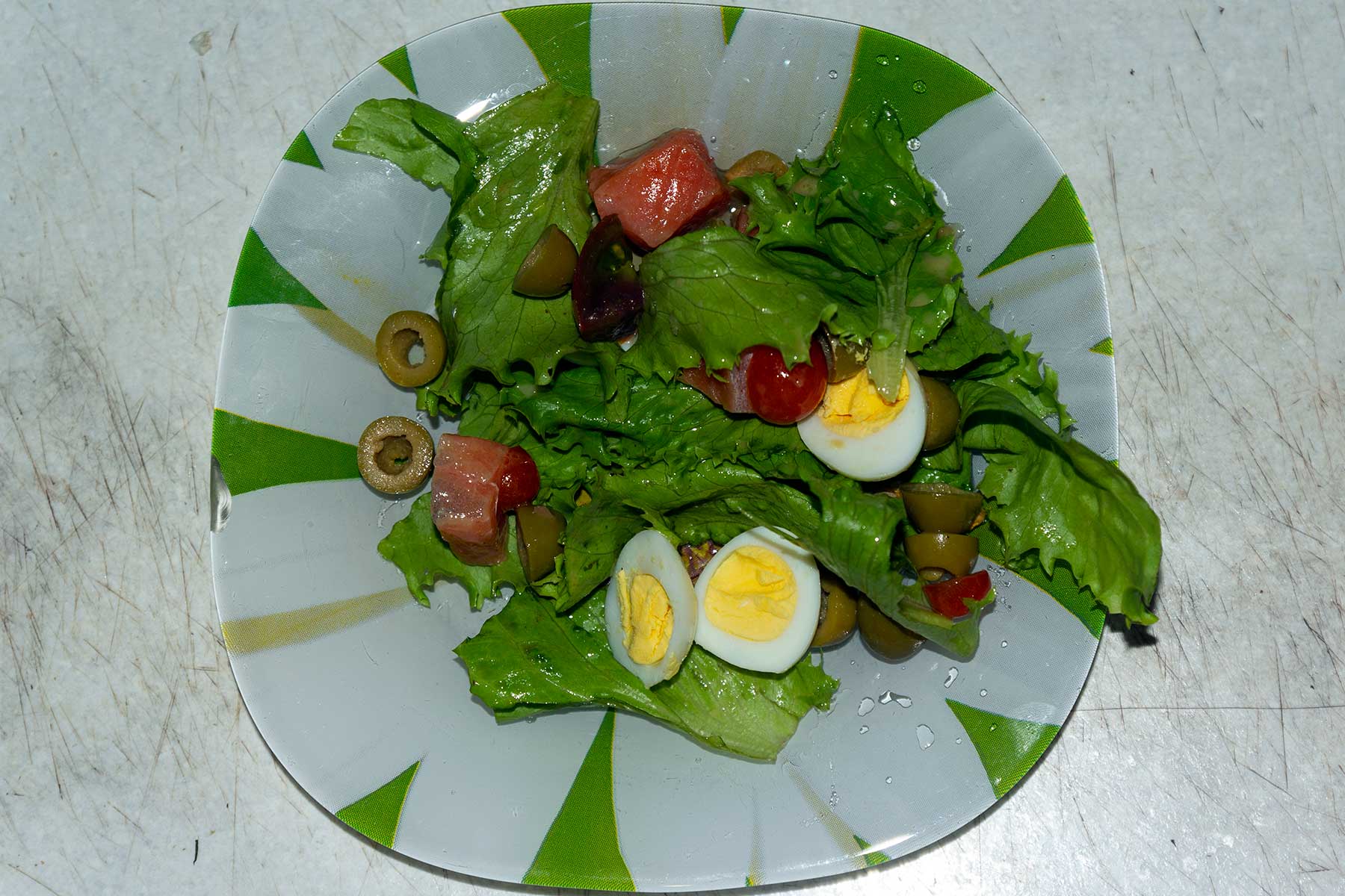 Салат с семгой и оливками