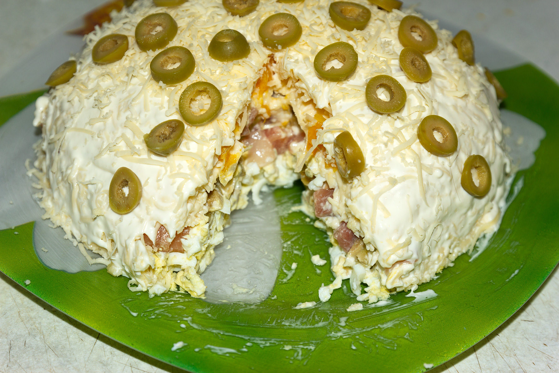 Слоеный салат с форелью и апельсином