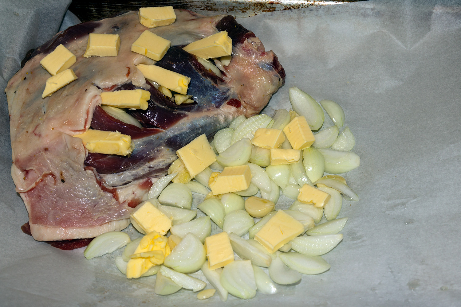 Добавляем лук, чеснок в мясо