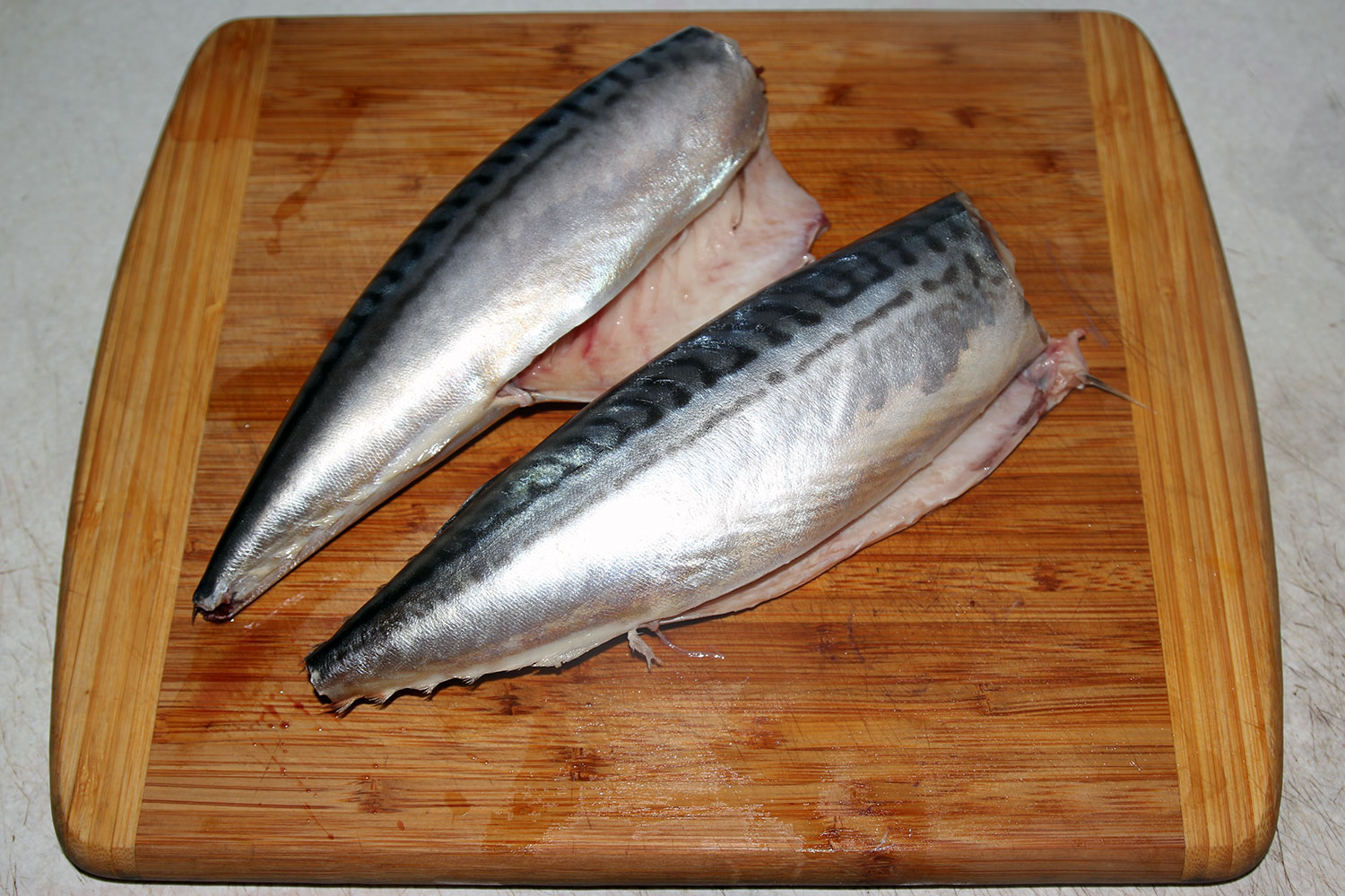 Удалаем у скумбрии голову, хвост и внутренности для рецепта Скумбрия пряного посола