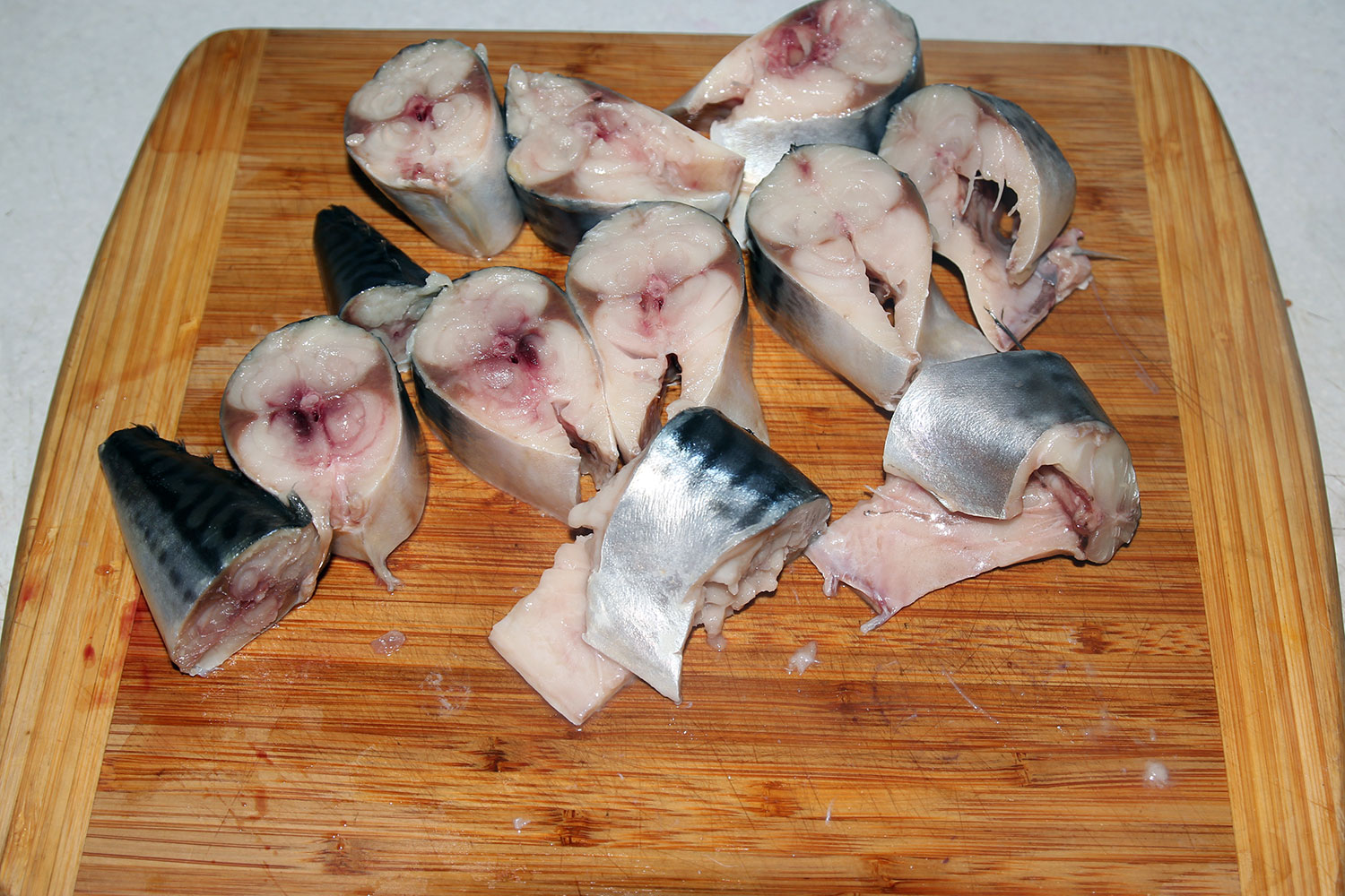Нарезаем рыбу кусочками для рецепта скумбрия пряного посола