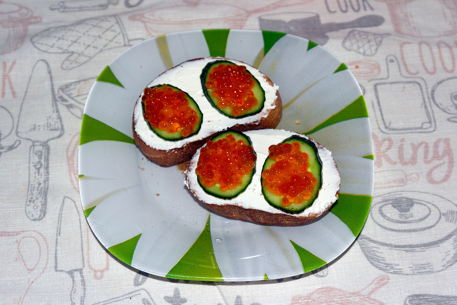 Бутерброд с красной икрой и свежим огурцом