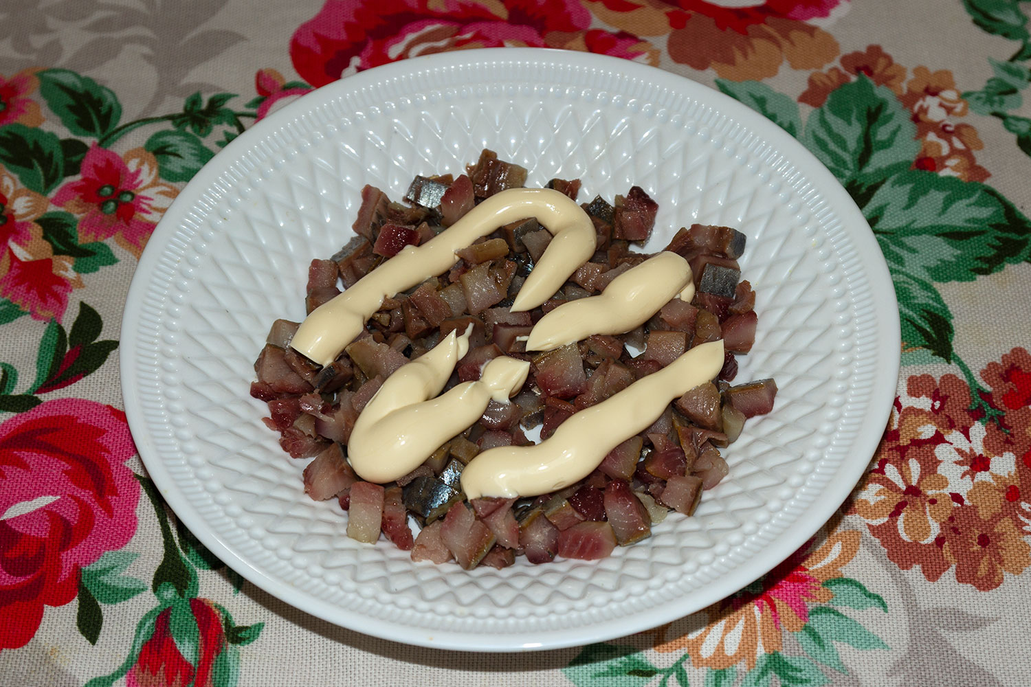 Нарезаем сельдь для салата Лисья шубка