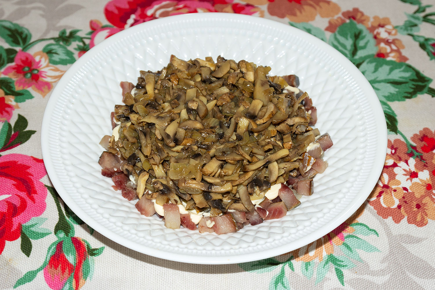 Обжариваем грибы для салата Лисья шубка