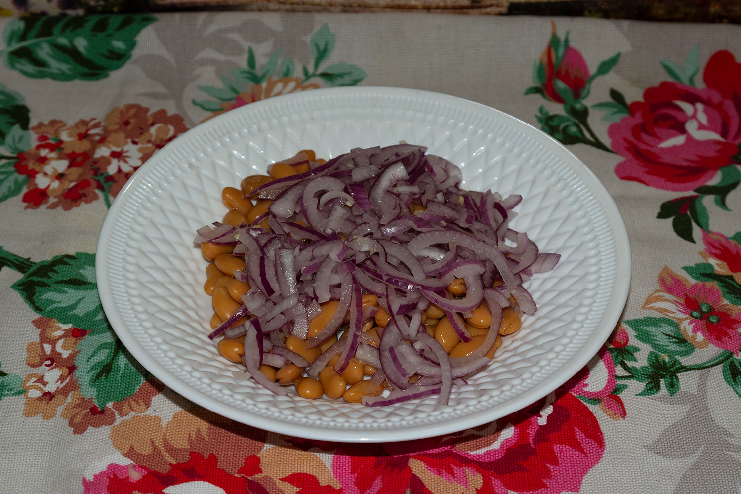 Нарезать лук для рецепта Салат с сельдью, фасолью и свеклой