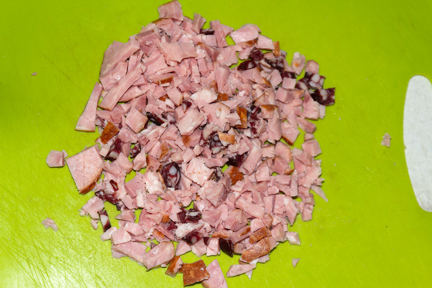 Нарезанные ветчина и колбаса для рецепта Чебуреки с ветчиной, колбасой, сыром и помидорами Нарезаем ветчину и колбасу для рецепта Чебуреки с ветчиной, колбасой, сыром и помидорами