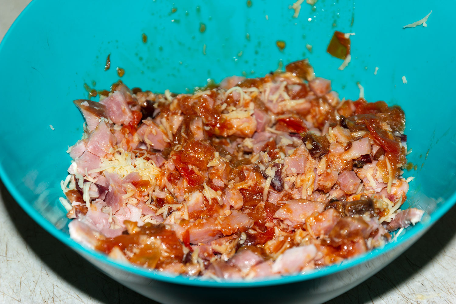 Все ингредиенты начинки соединить миске для рецепта Чебуреки с ветчиной, колбасой, сыром и помидорами
