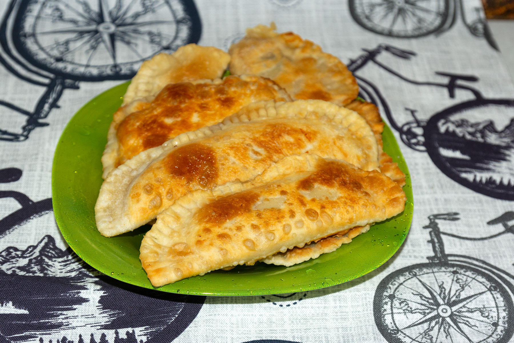 Фото к рецепту Чебуреки с ветчиной, колбасой, сыром и помидорами Чебуреки с ветчиной, колбасой, сыром и помидорами