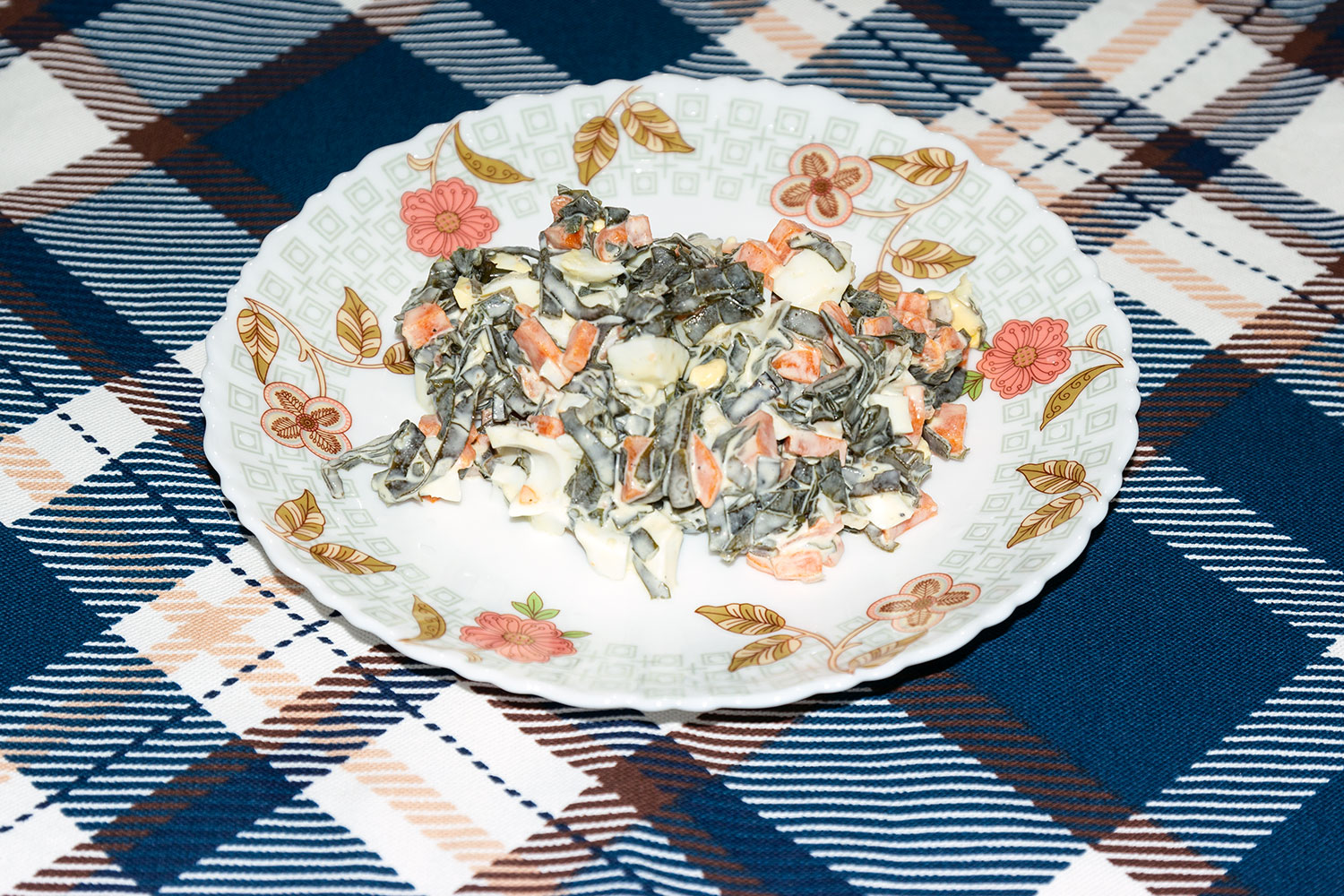 Салат с морской капустой, морковью и яйцом