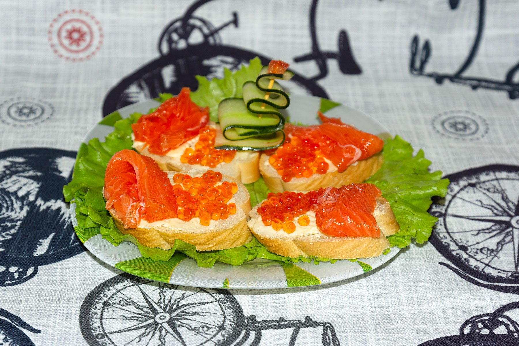 Бутерброд с красной икрой и красной рыбой