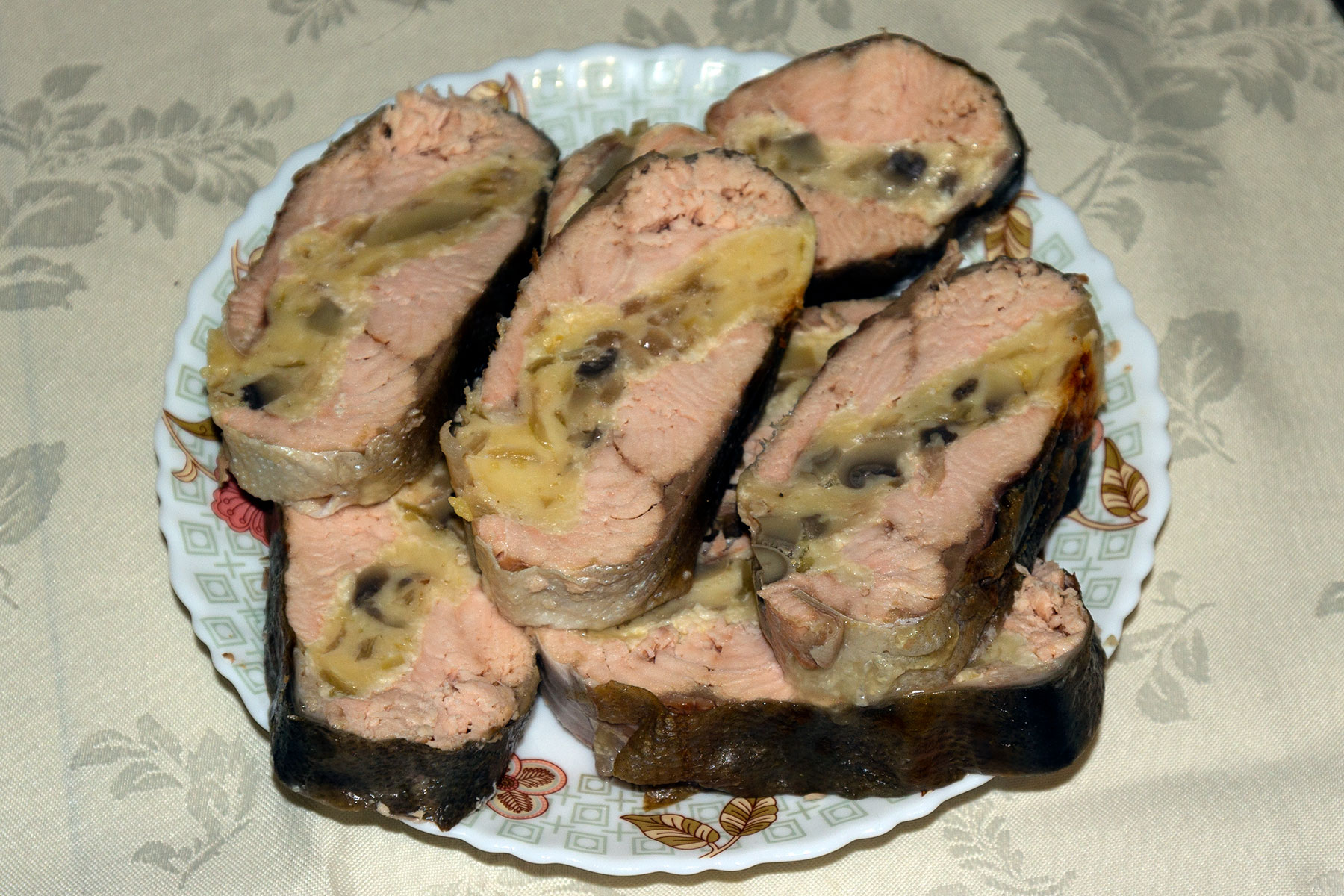 Горбуша, фаршированная сыром и грибами