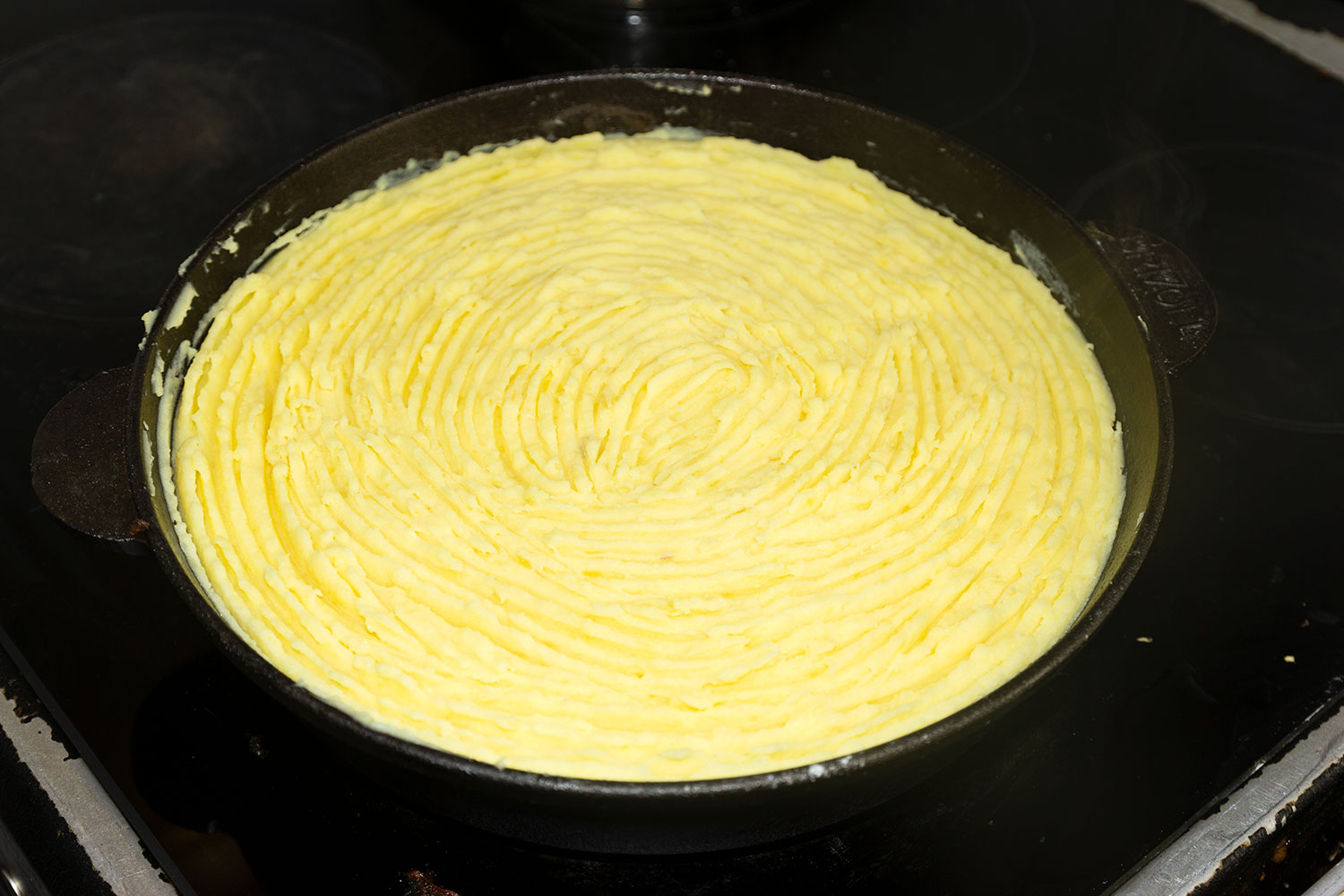 Выкладываем на фарш слой картофельного пюре для рецепта Пастуший пирог