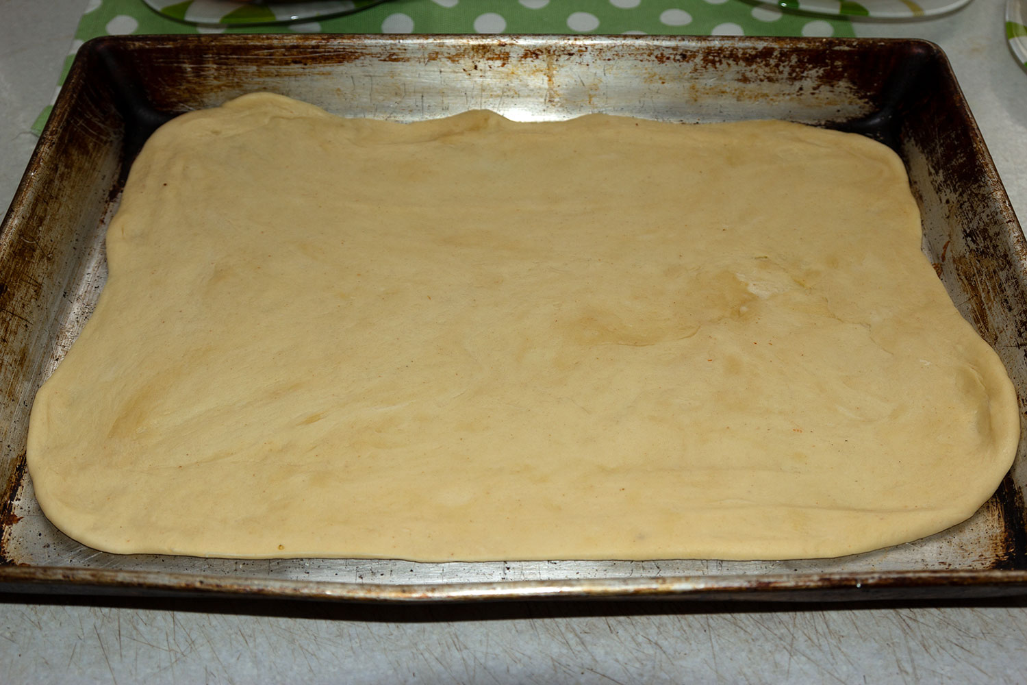 Раскатать тесто в прямоугольник для рецепта Пирог из сосисок хот-дог