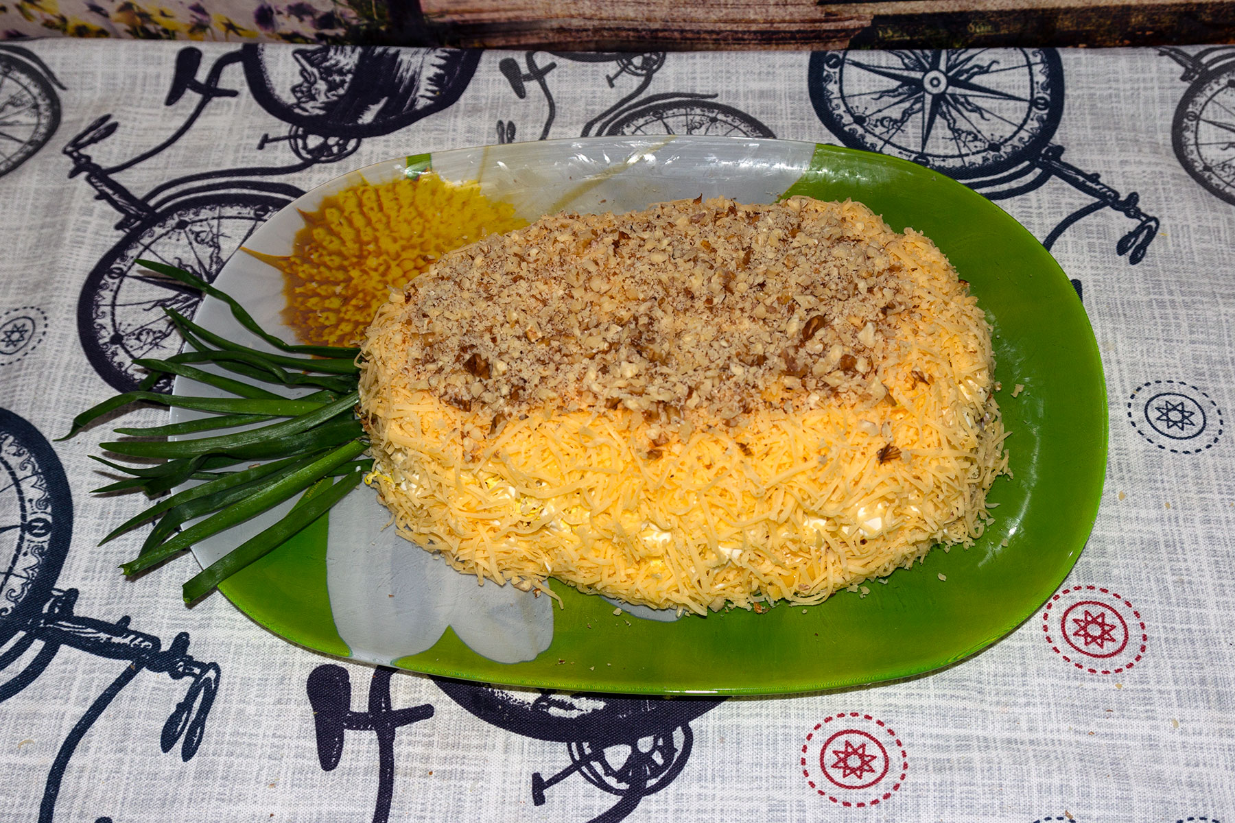 Салат с копченой курицей "Ананас"