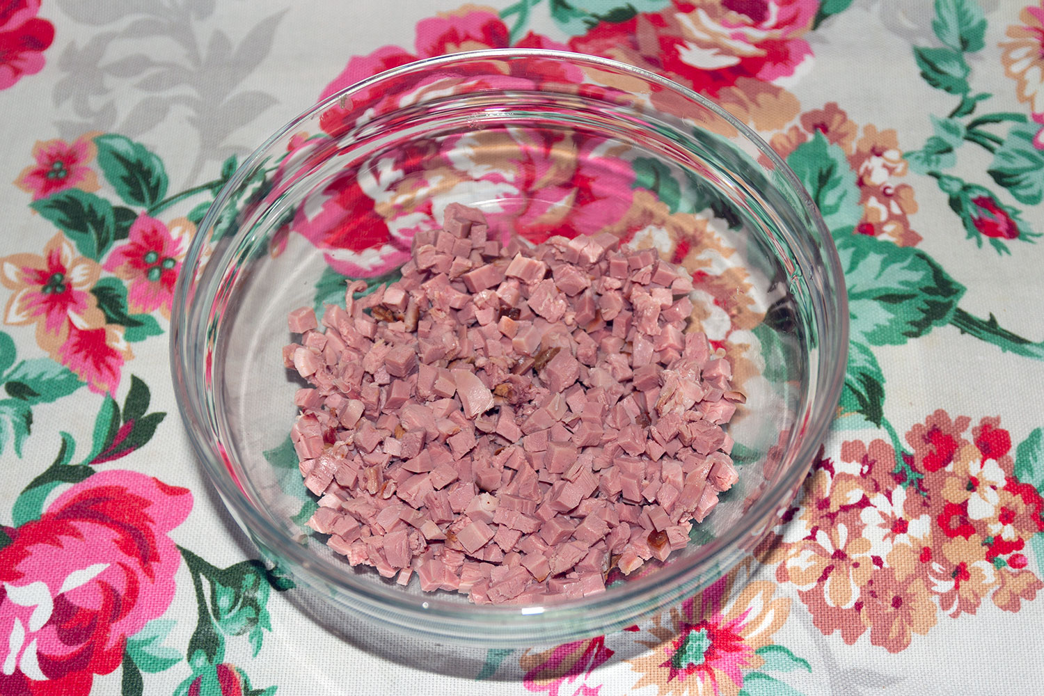 Нарезать копченую утку для рецепта