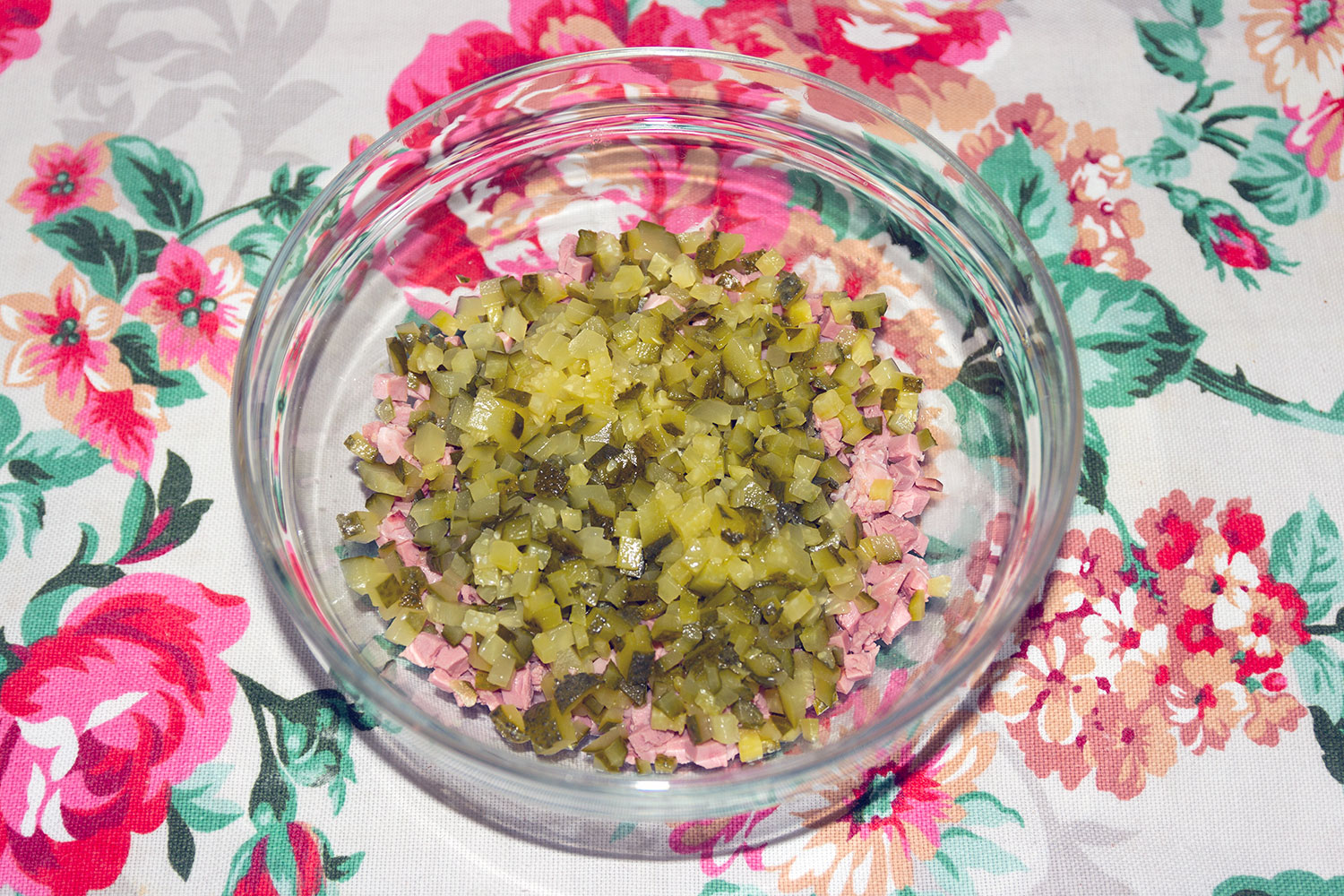 Нарезать маринованные огурцы для рецепта