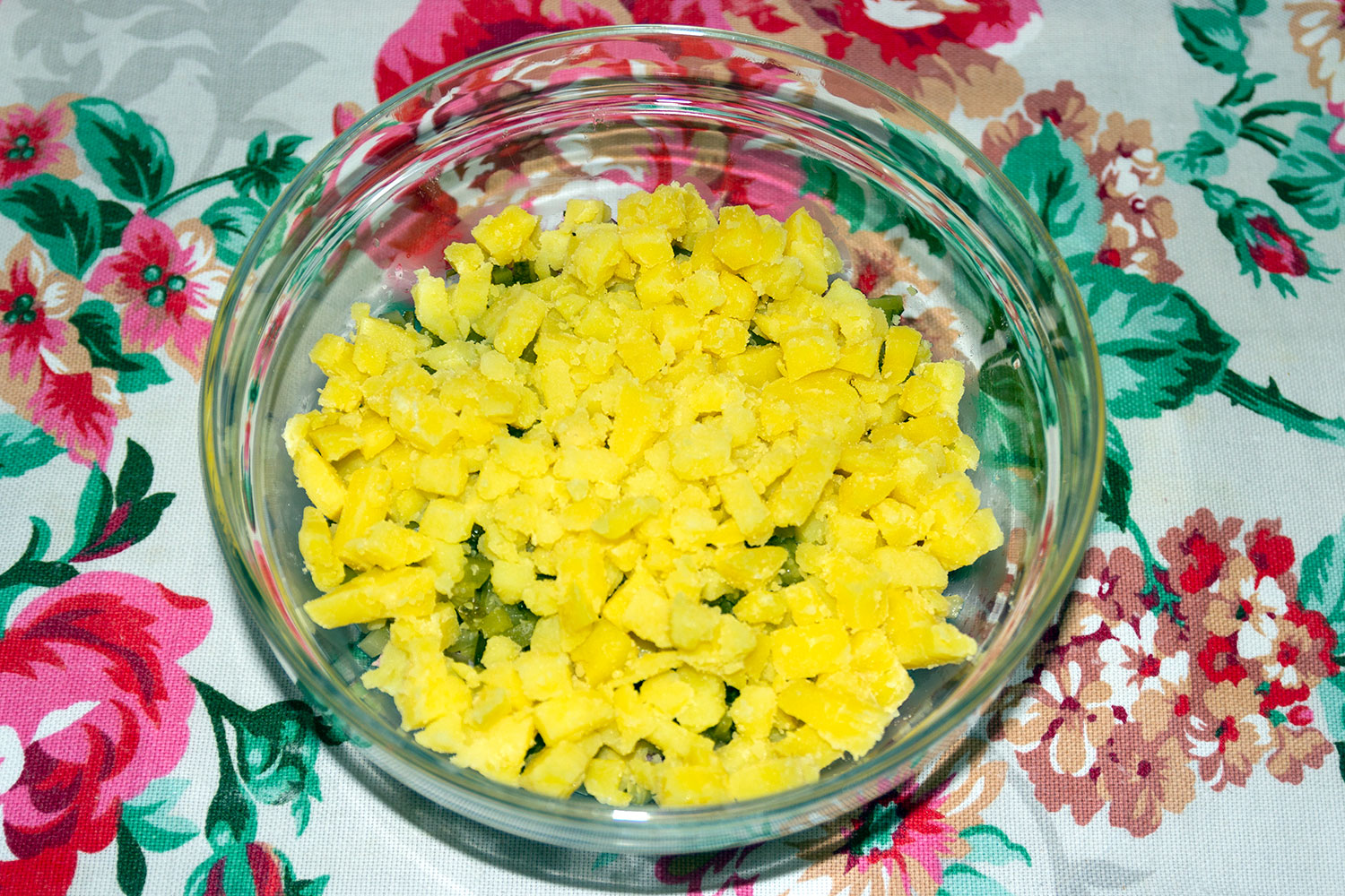 Нарезать отварногй картофель для рецепта