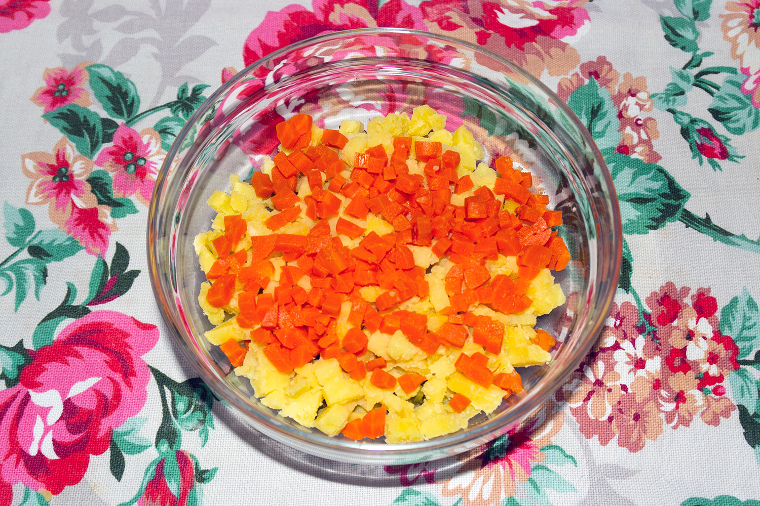 Нарезать морковь кубиками для рецепта