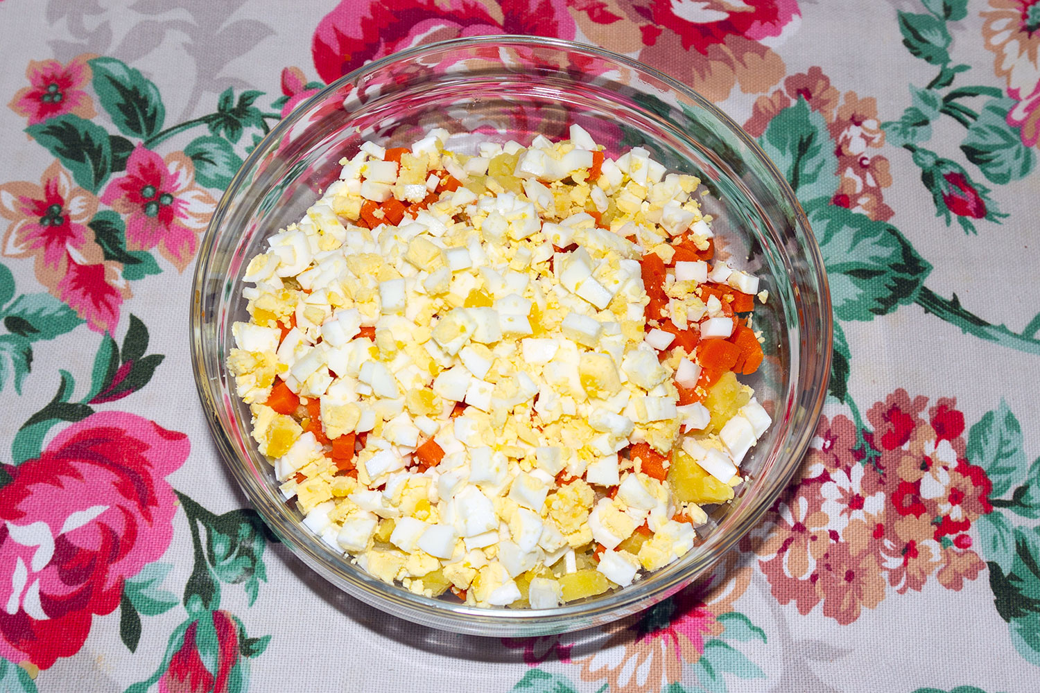 Нарезать вареные яйца кубиком для рецепта