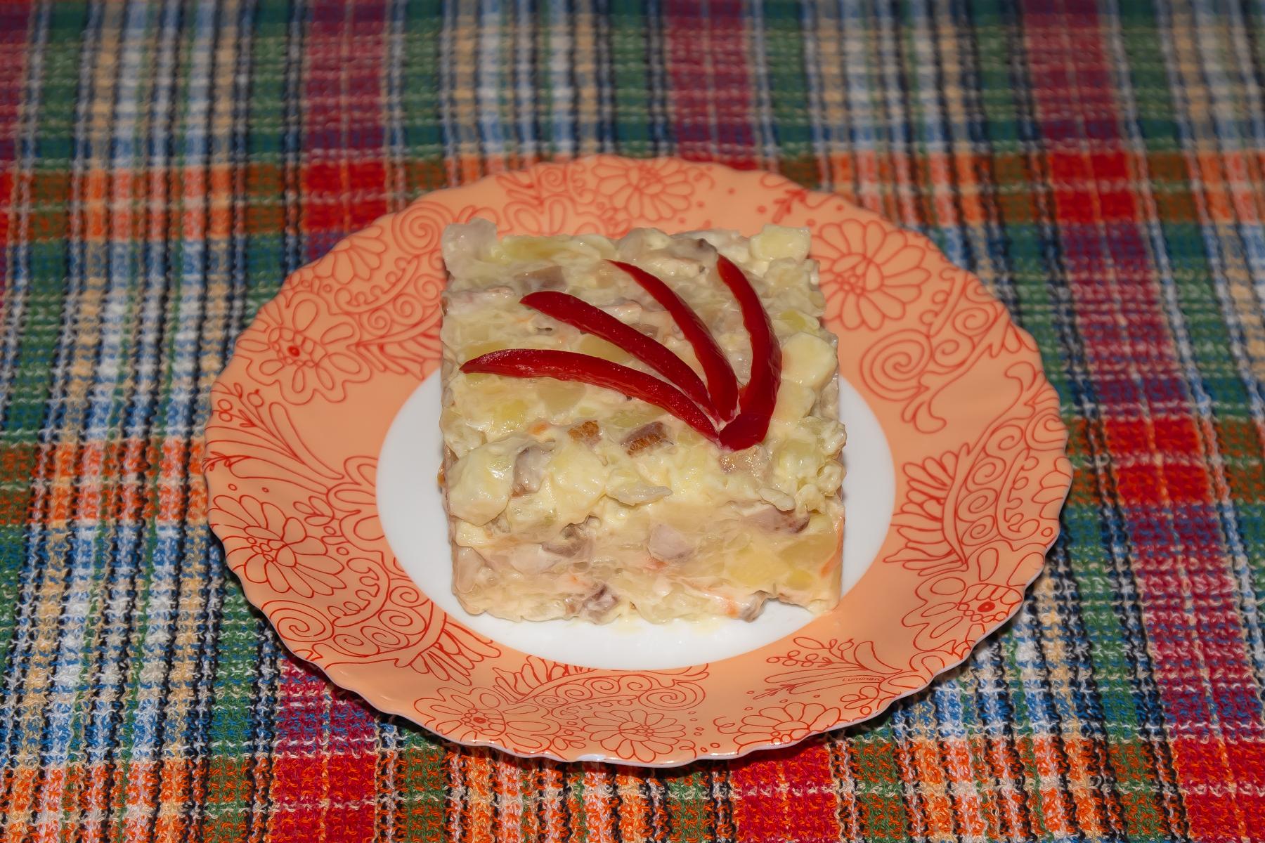 Салат с мясом кролика