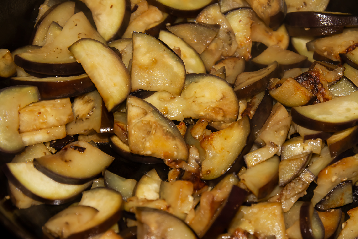 обжаренные баклажаны  для рецепта Биточки из кролика, тушенные с баклажанами и перцем