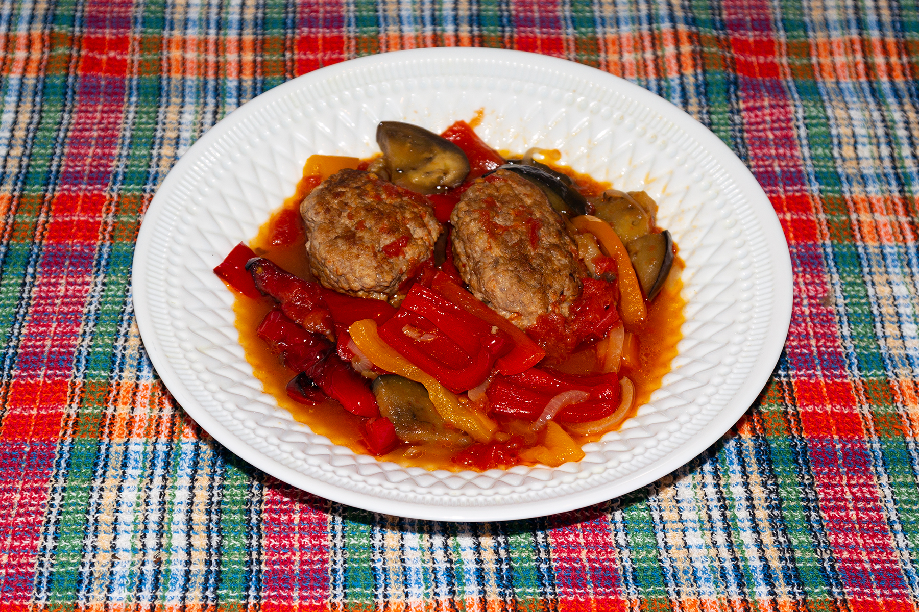 Биточки из кролика, тушенные с баклажанами и перцем