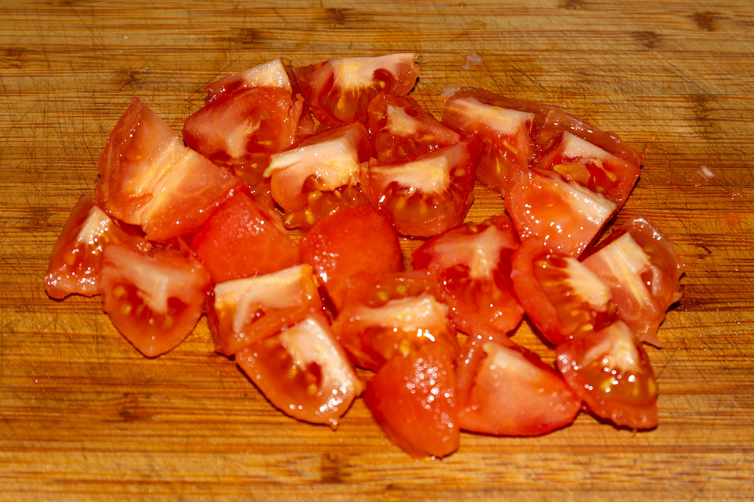 Нарезать помидоры кубиками для рецепта
