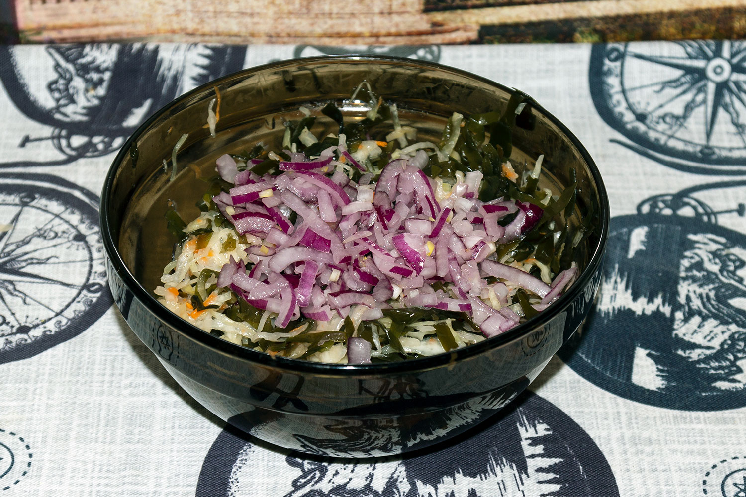 Нарезаем капусту и лук для рецепта