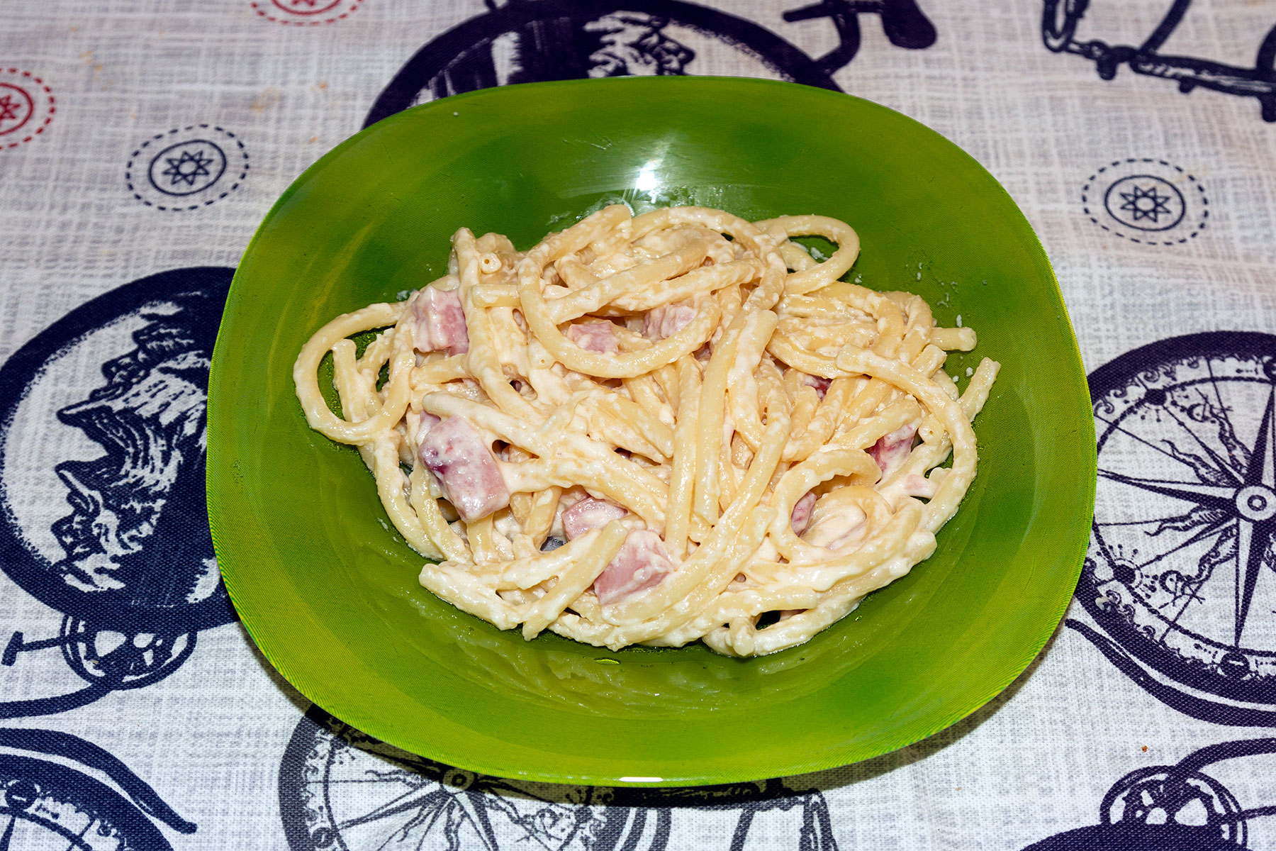 Макароны с сырным соусом и ветчиной