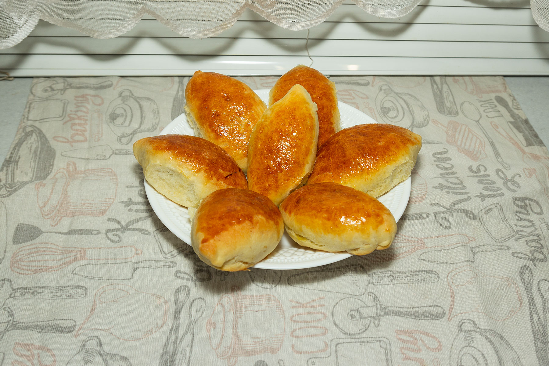 Фото к рецепту Пирожки с куриной печенью и зеленым луком Пирожки с куриной печенью и зеленым луком