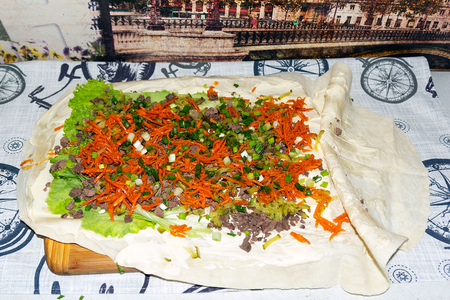Выкладываем начинку ккорейская морковь на лаваш по рецепту