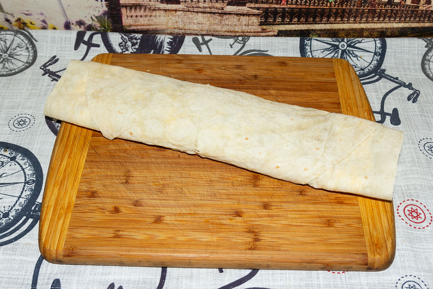 Свернуть лаваш с начинкой в рулет по рецепту