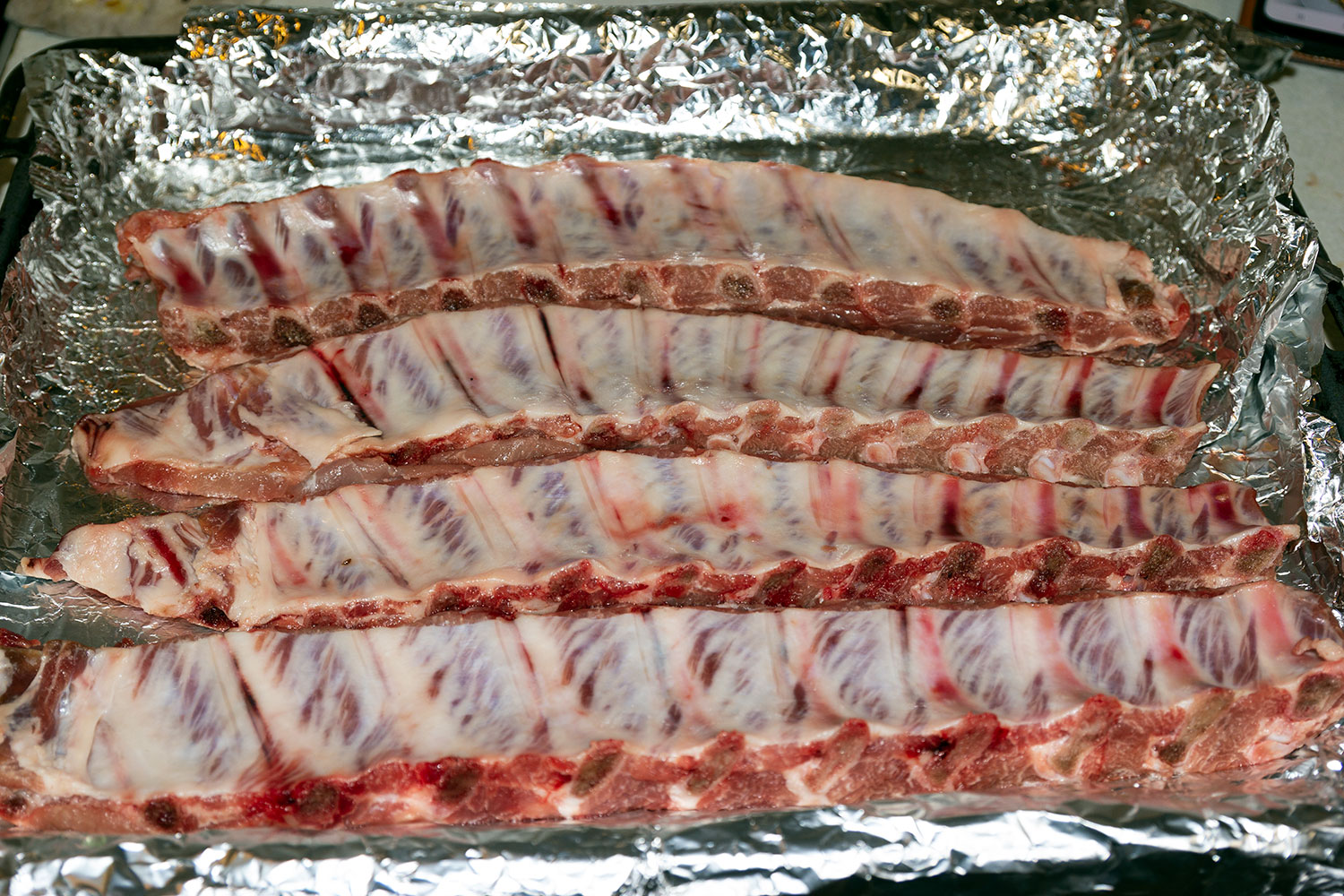 Ребра свиные посолить и поперчить по рецепту