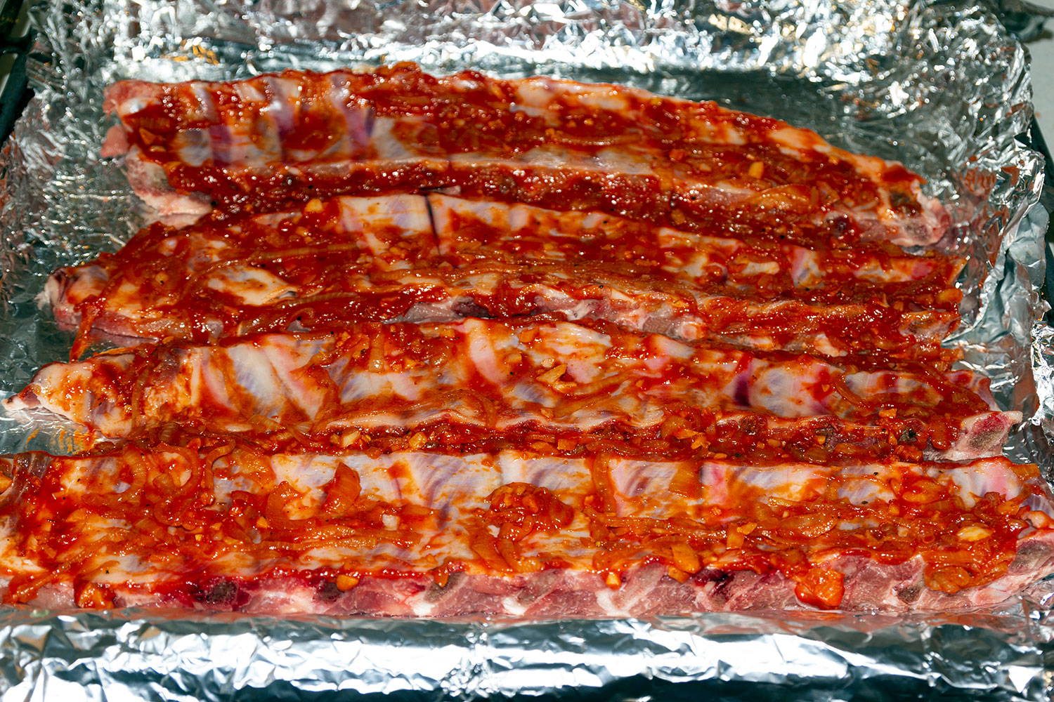 Смазываем ребра глазурью по рецепту