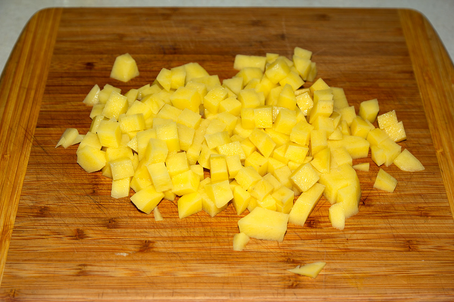 Нарезаем картофель кубикамми по рецепту