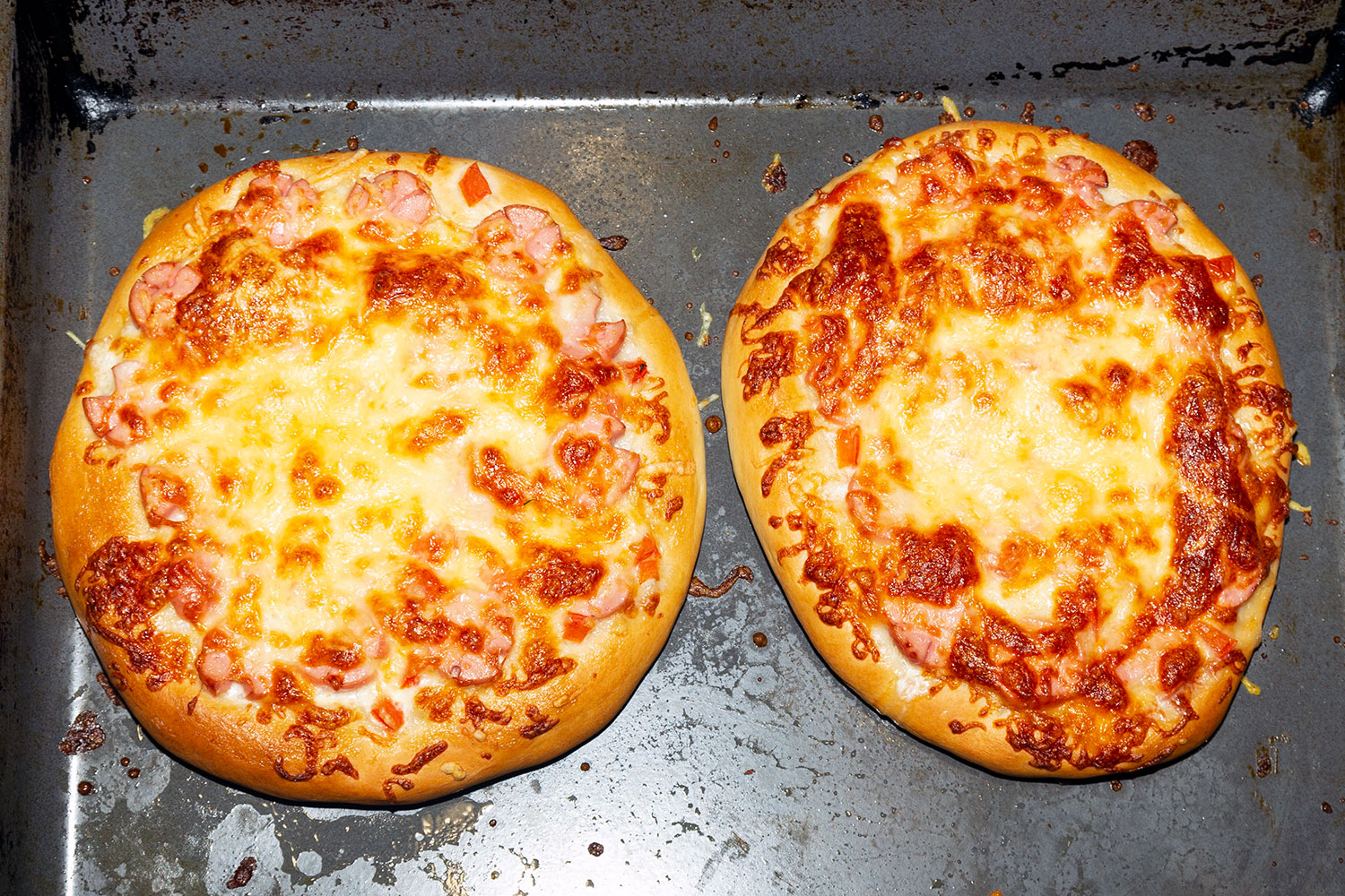 Выпеченная пица с сосисками по рецепту