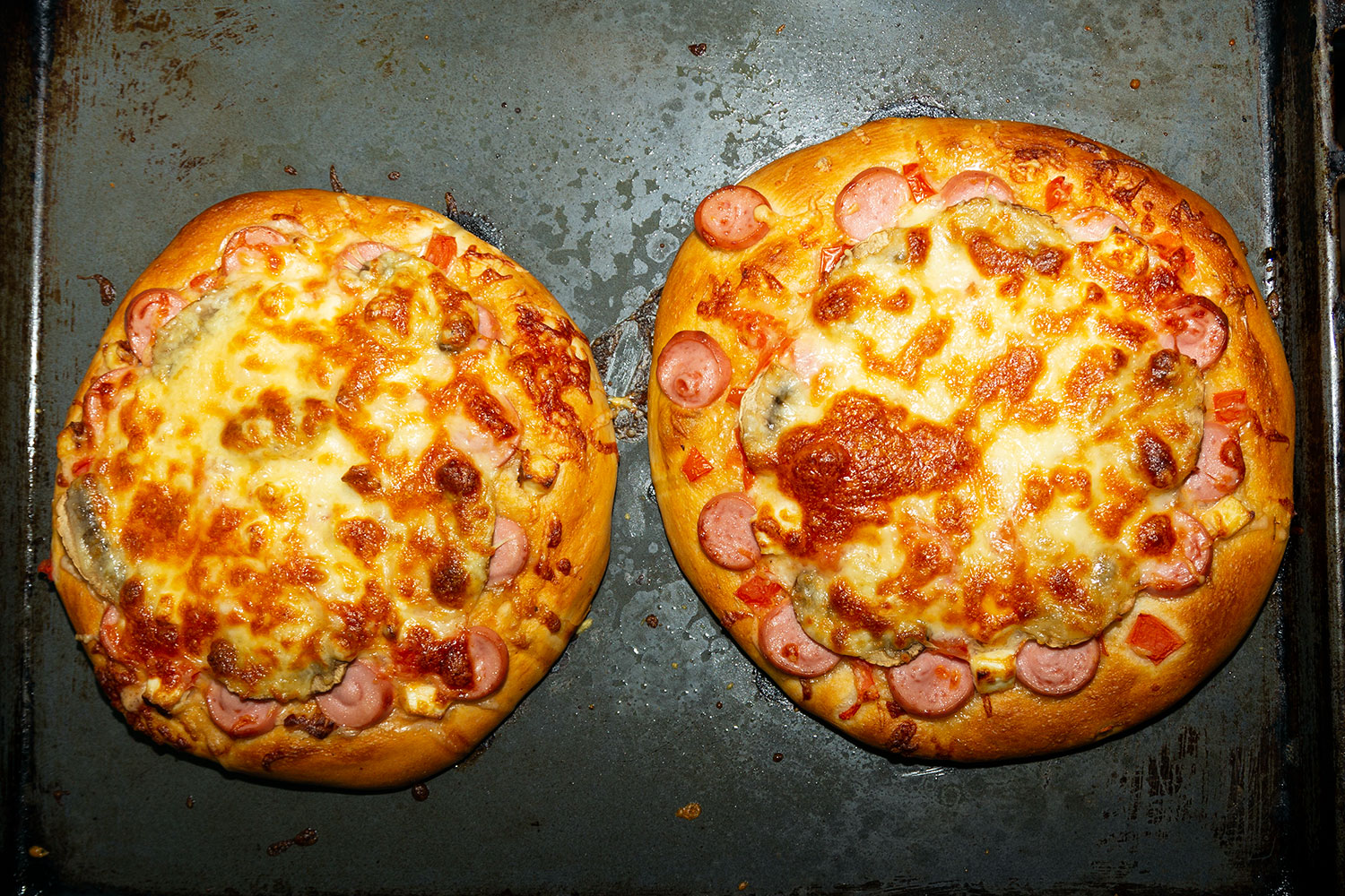 Выпеченная пицца с начинкой из грибов по рецепту